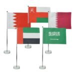 علم بعمود معدني وقاعدة زجاجية