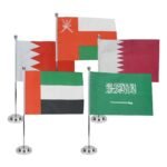 علم بعمود معدني وقاعدة فضية